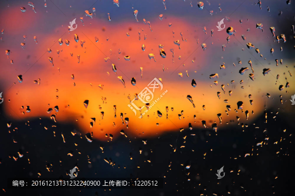 有一個(gè)美麗的夕陽(yáng)在窗玻璃水晶水滴