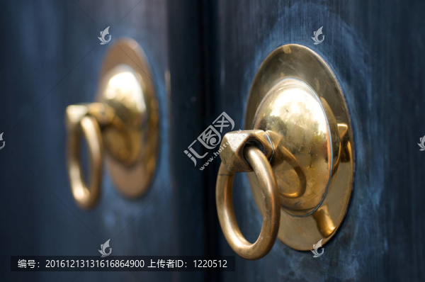 金色的門把手