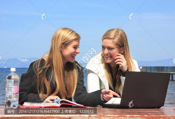 笑的女孩