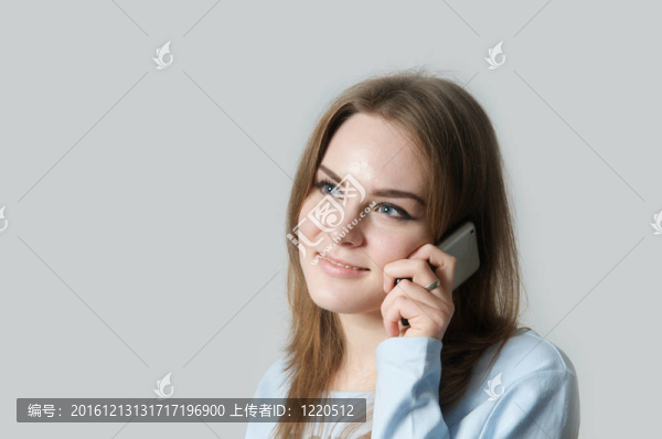 打電話的女孩