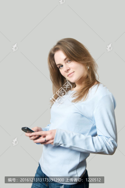 女孩在手機上撥號
