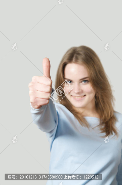 女孩豎起大拇指