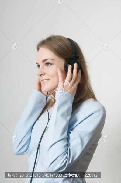 年輕女孩聽音樂耳機(jī)
