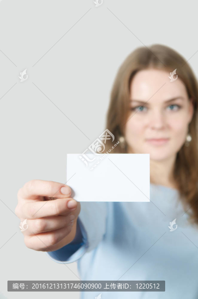 年輕女子展示空白名片