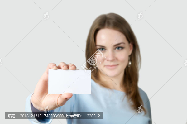 微笑女子持空白名片