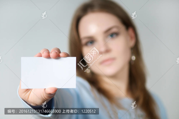 年輕女子持空白名片