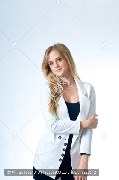 穿著白色夾克的金發(fā)女孩
