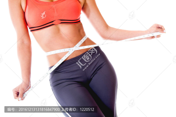 女人測量她的腰