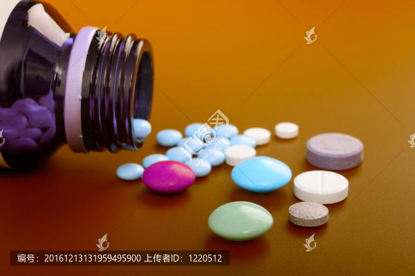 溢出藥片和藥瓶。