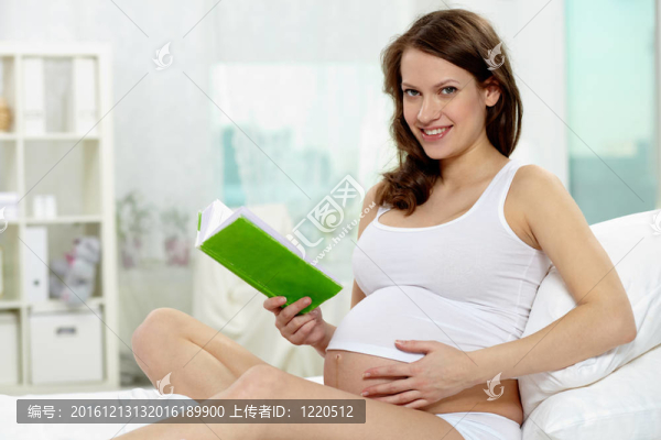 拿著書的女人
