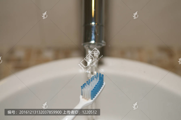 水槽中的牙刷