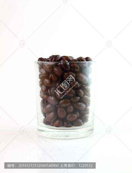 咖啡豆在白色背景的小杯子里