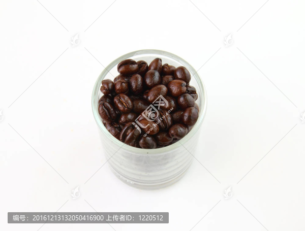 白色背景玻璃中的咖啡豆