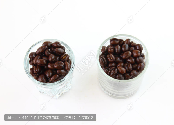 白色背景中的咖啡豆