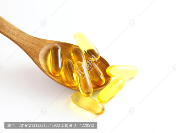 白色背景上的湯匙中的維生素