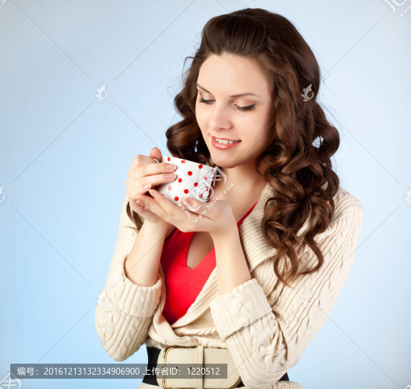 年輕女子正在喝茶