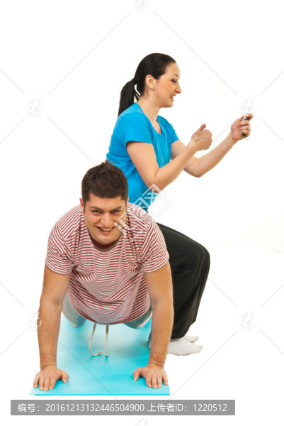 男人做俯臥撐