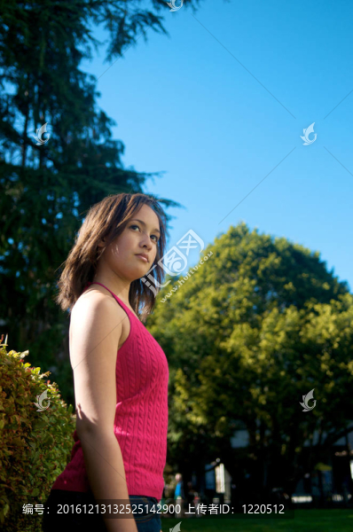 十幾歲的女孩戶外