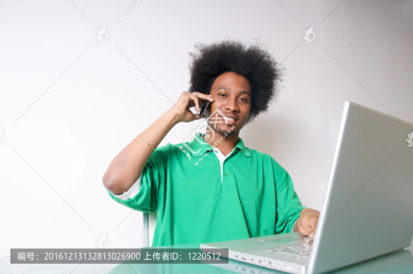 African,American與筆記本電腦交談