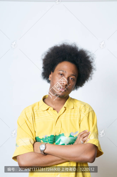 非洲裔青少年交叉雙臂