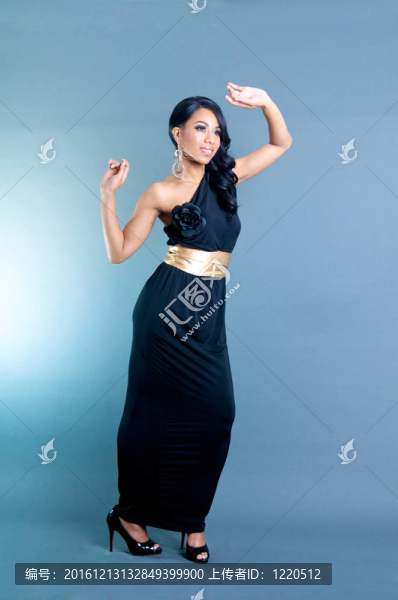 穿著黑色連衣裙的美麗的非洲裔婦女
