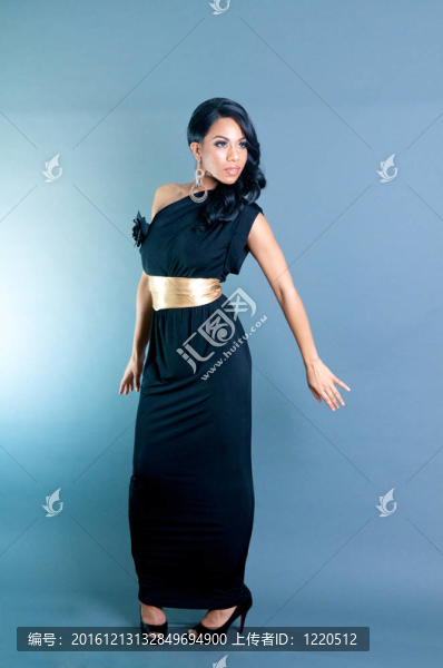 美麗的非洲裔婦女擺姿勢