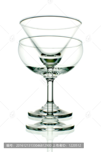 白色背景下的空酒杯
