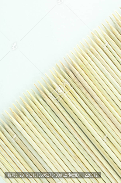 多個(gè)木竹串鋪設(shè)