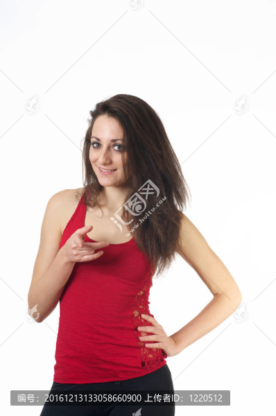 年輕女性用手指指著