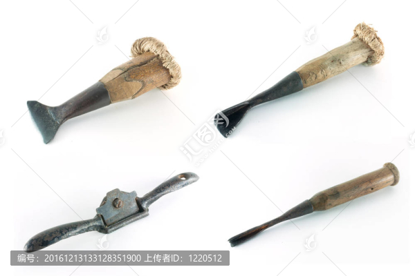 白色背景上的舊鑿子和木刨