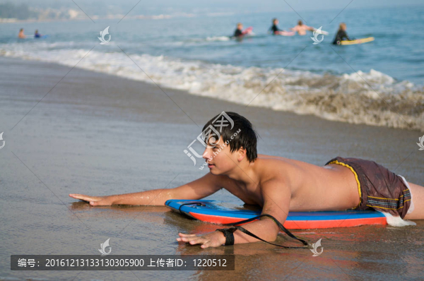 在沙灘上沖浪的男孩