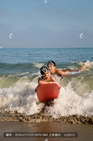 男孩沖浪