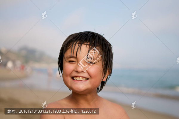 海灘微笑男孩