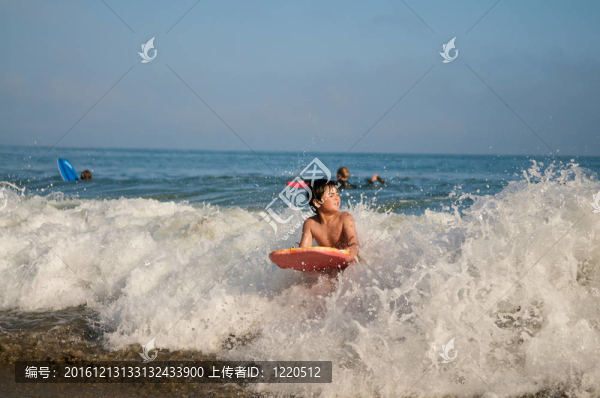 夏日沖浪亞洲男孩
