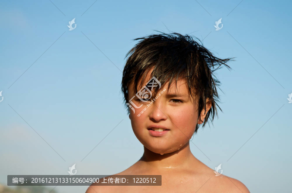 微笑的亞洲男孩