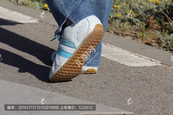行動中的徒步鞋