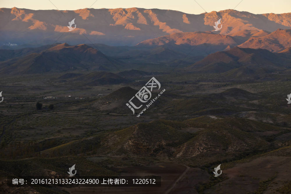 日落時(shí)沙漠山脈鳥(niǎo)瞰圖