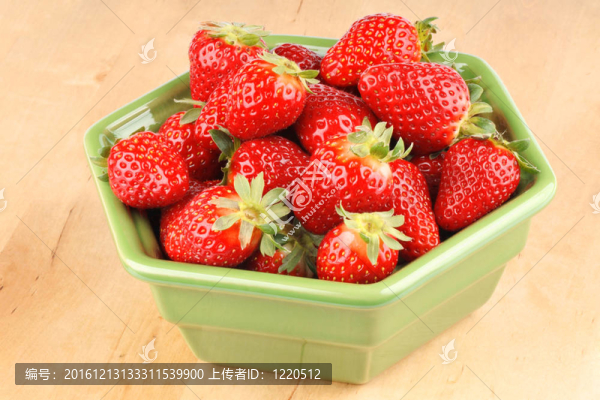 碗中的草莓