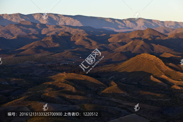 日落時沙漠山脈鳥瞰圖