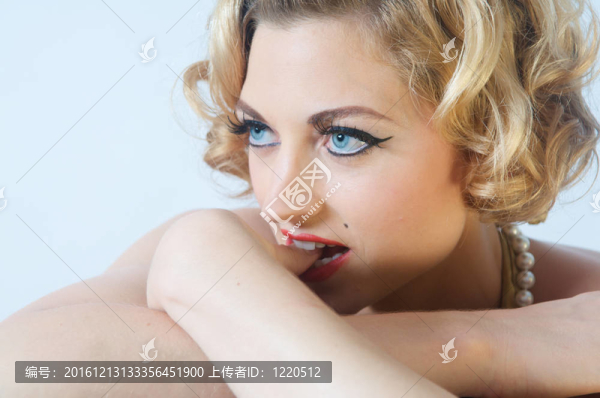 金發(fā)模特寫真