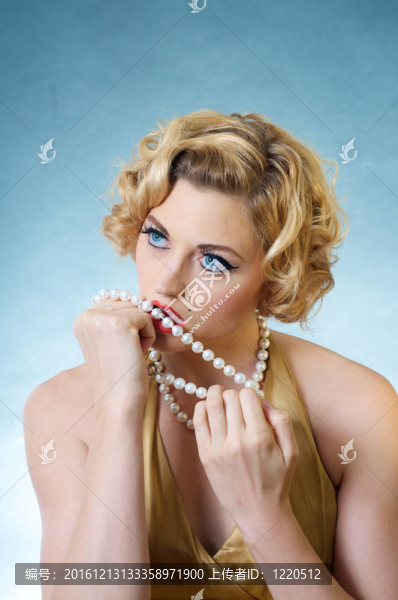 金發(fā)女人與珍珠