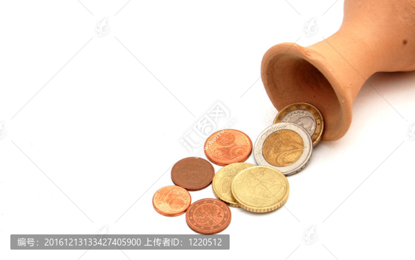 歐元硬幣和水壺