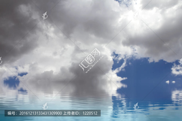 平靜的海面。一片云彩倒映在水面上。