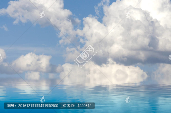 西班牙.平靜的海面上倒映出一片烏云。