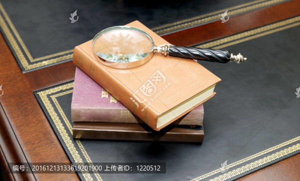 書與Magnifying,Glass