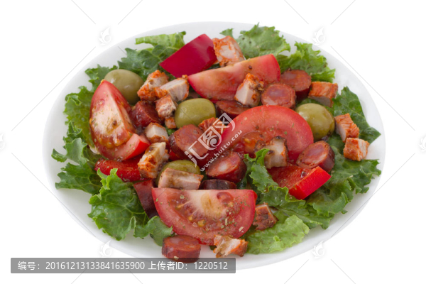 盤子上有肉和橄欖的沙拉