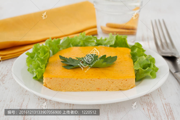 在白盤胡蘿卜蛋奶酥