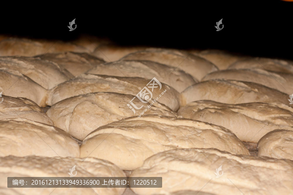 在烤面包的原料