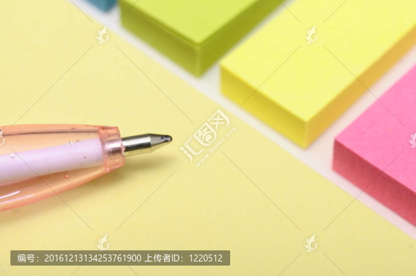 粉紅色筆和黃色；綠色；藍色；粉紅色；紙幣