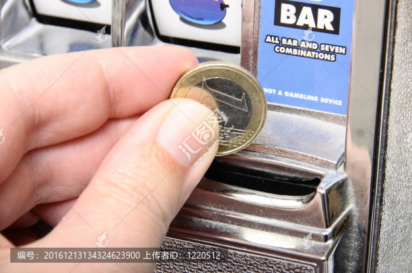 老虎機：插槽介紹硬幣和手指持有歐元硬幣